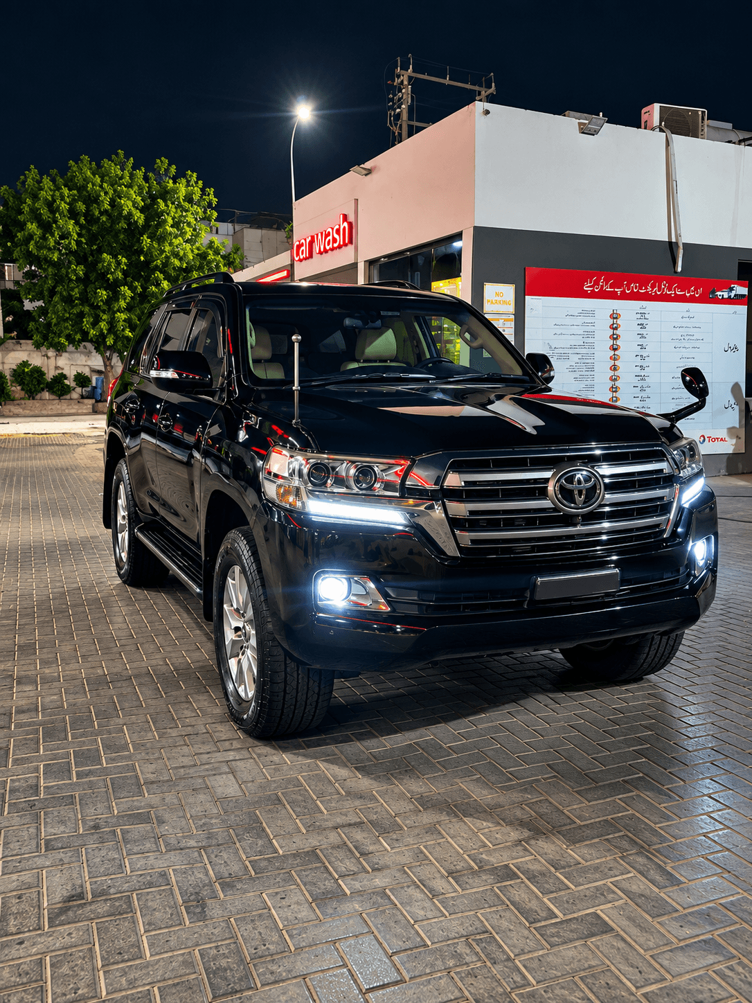 Toyota Land Cruiser V8 available to rent from Dream Car